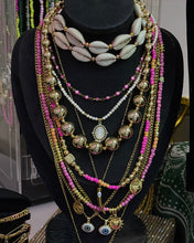 Laden Sie das Bild in den Galerie-Viewer, COWRIE SHELL CHOKER