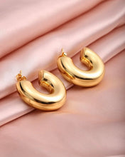 Cargar imagen en el visor de la galería, THICK GOLDEN  HOOPS