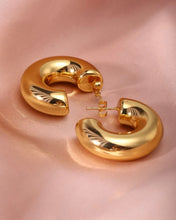 Cargar imagen en el visor de la galería, THICK GOLDEN  HOOPS